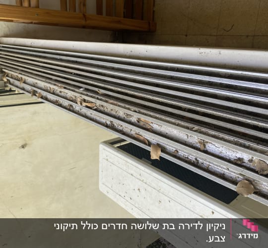 עלים יבשים ולכלוך על תריסים מלוכלכים